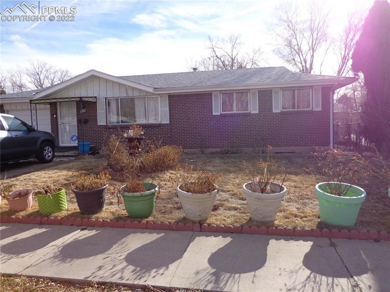 49 S Roosevelt St, Colorado Springs, CO 80910