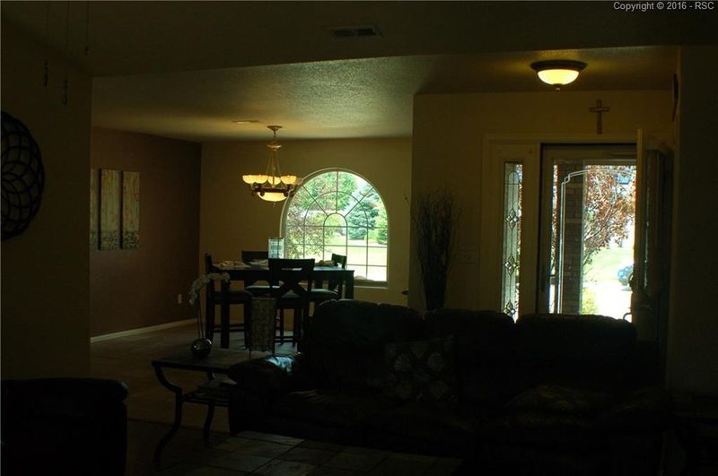 5044 Crested Hill Dr, Pueblo, CO 81008