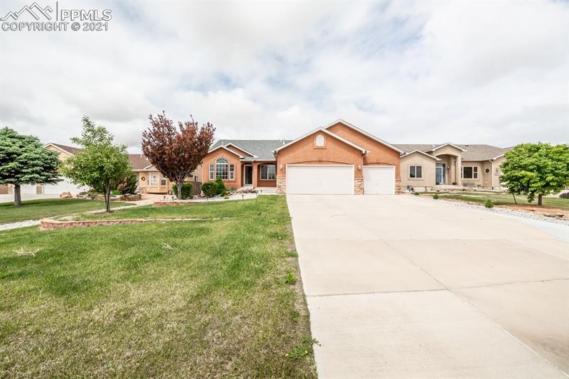 5075 Flicker Dr, Pueblo, CO 81008