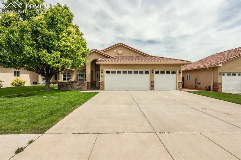 5107 Almondcrest Dr, Pueblo, CO 81005
