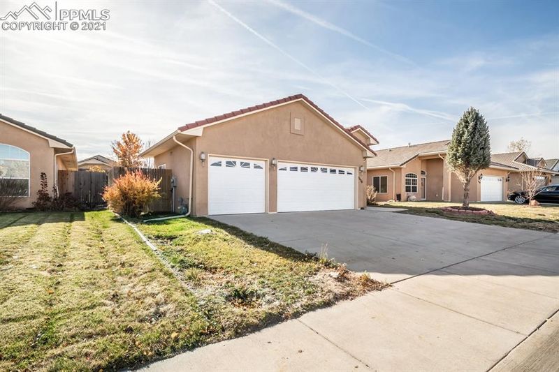 5126 Peachcrest Dr, Pueblo, CO 81005