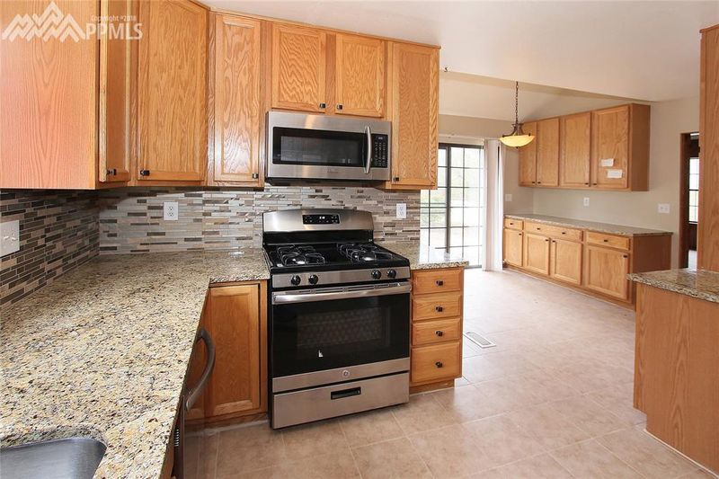516 W Rockrimmon Blvd, Colorado Springs, CO 80919