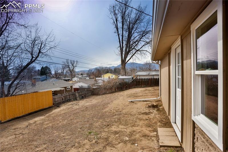 525 Hickory Dr, Colorado Springs, CO 80911