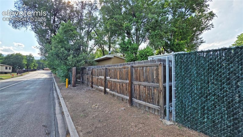537 Crockett Ln, Colorado Springs, CO 80905