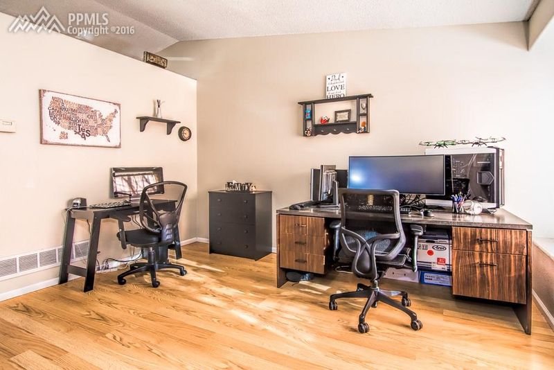 560 Crestline Dr, Colorado Springs, CO 80916