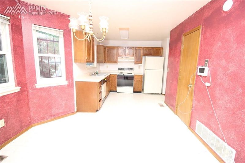 565 Dix Cir, Colorado Springs, CO 80911