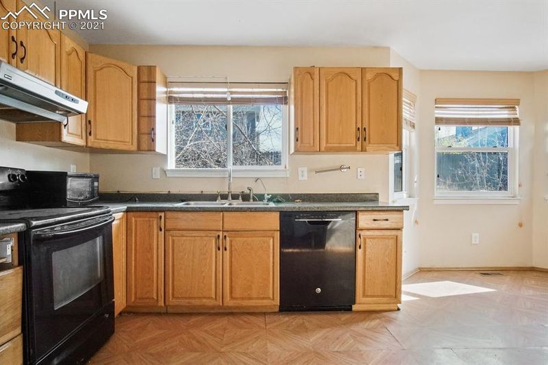 565 Lindstrom Dr, Colorado Springs, CO 80911