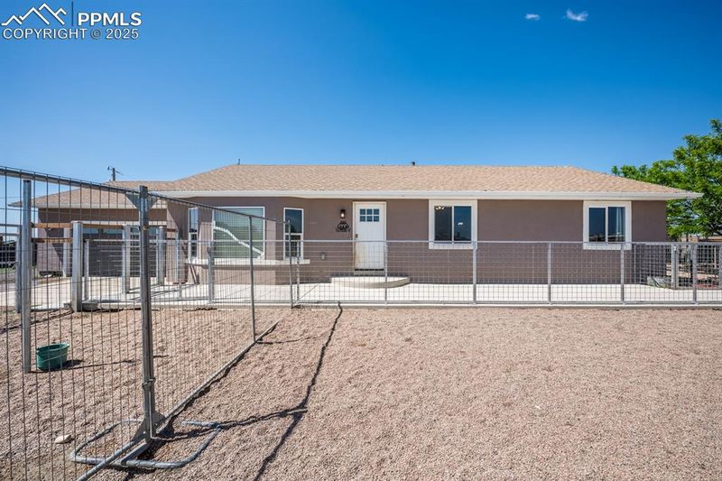 566 E Paradise Dr, Pueblo, CO 81007