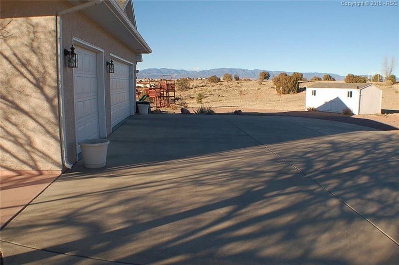 581 S Escalante Dr, Pueblo, CO 81007
