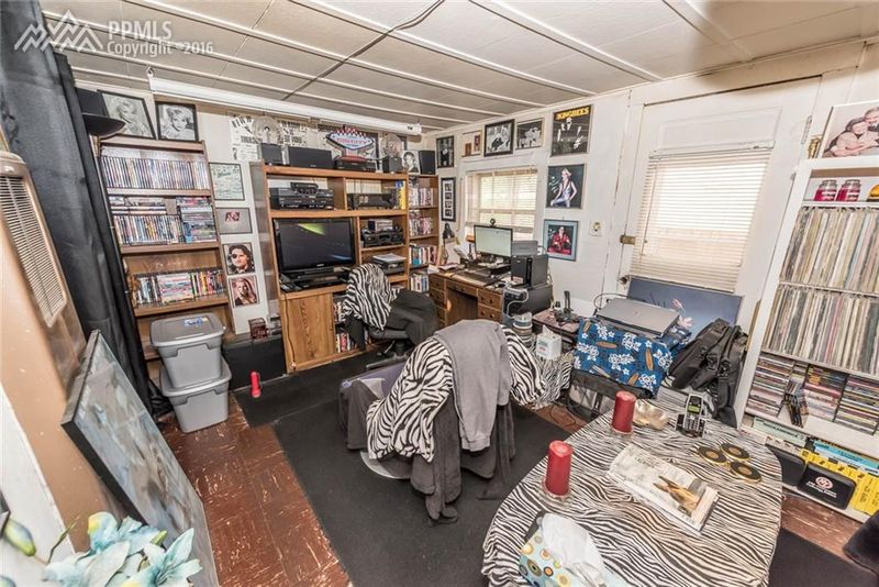 6 Cedar Ln, Manitou Springs, CO 80829