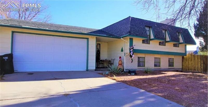 6 Chicory Ct, Pueblo, CO 81001