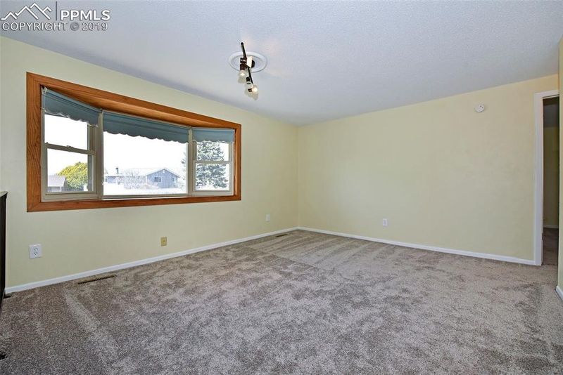 606 Clearview Dr, Fountain, CO 80817