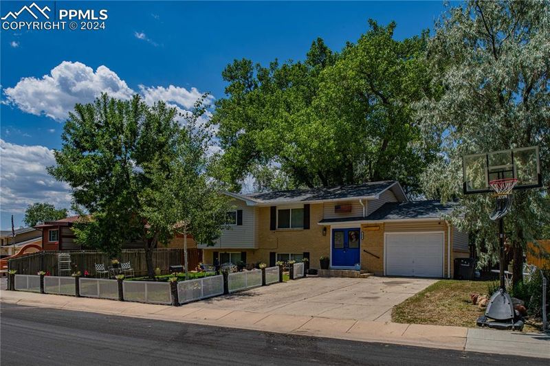 606 Quebec St, Colorado Springs, CO 80911