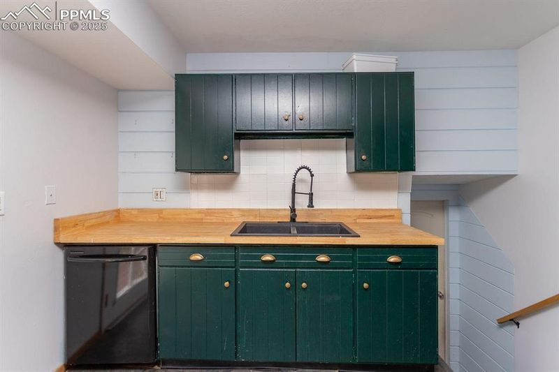 616 Lansing Dr, Colorado Springs, CO 80909