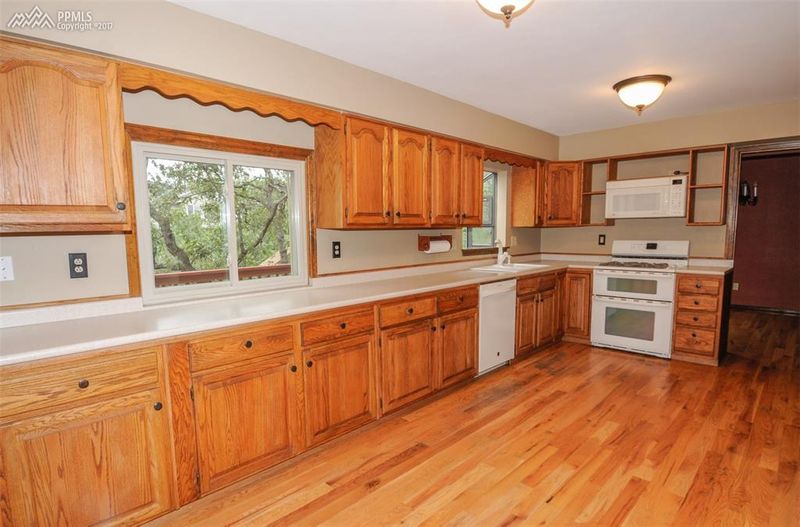 620 Thames Dr, Colorado Springs, CO 80906