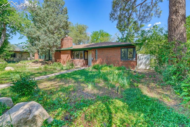 624 W Cheyenne Rd, Colorado Springs, CO 80906
