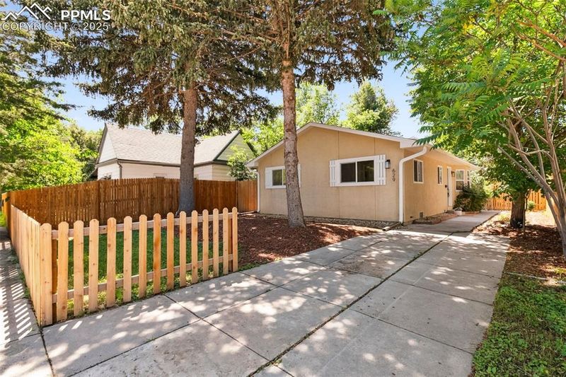 629 E Monument St, Colorado Springs, CO 80903