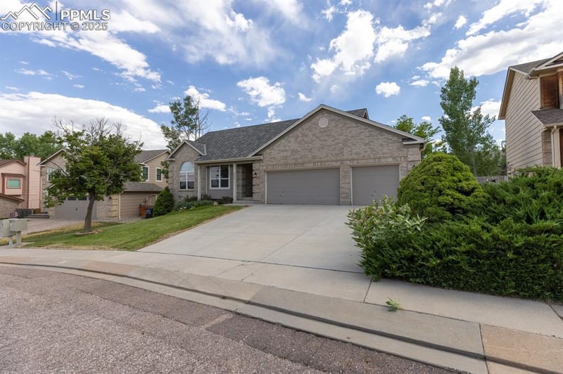 645 Robinglen Ct, Colorado Springs, CO 80906