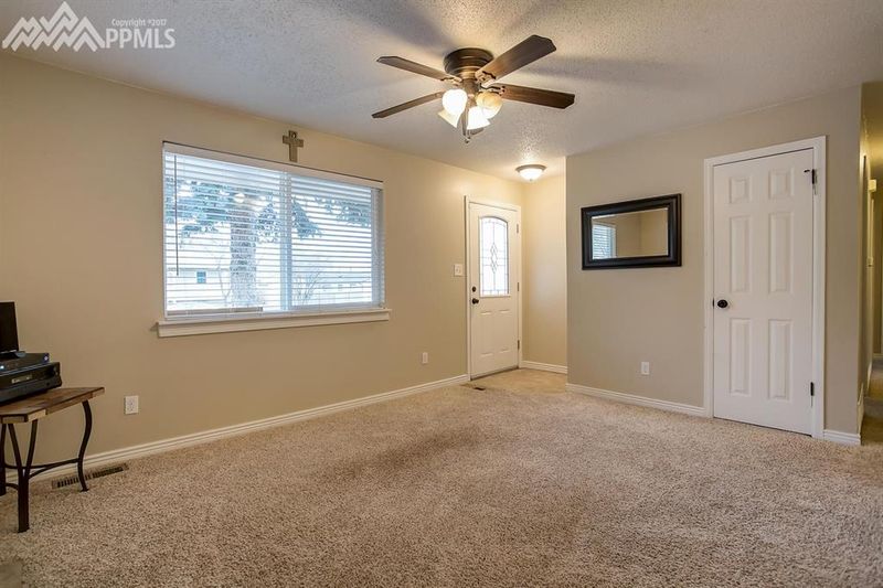 6718 Seneca Rd, Colorado Springs, CO 80915