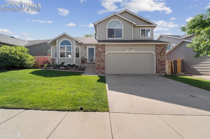 6747 Snowy Range Dr, Colorado Springs, CO 80923