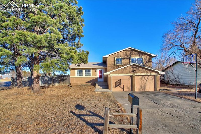 6765 Pawnee Cir, Colorado Springs, CO 80915