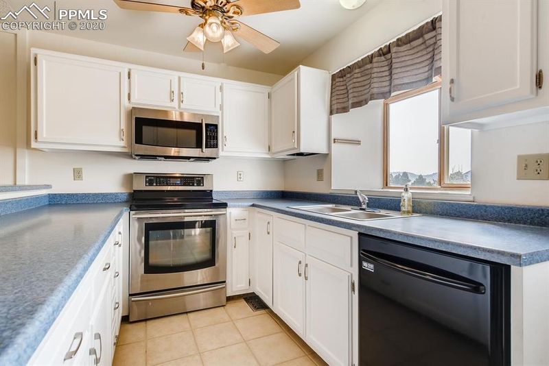 6812 Mountain Top Ln, Colorado Springs, CO 80919