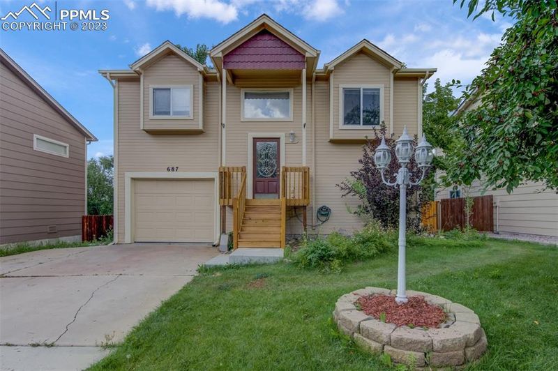 687 W Monument St, Colorado Springs, CO 80905