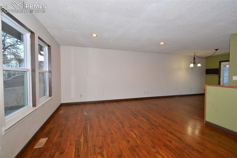 6902 Noble St, Colorado Springs, CO 80915