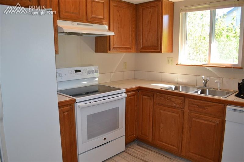 6913 Cloud Dancer Dr, Colorado Springs, CO 80923