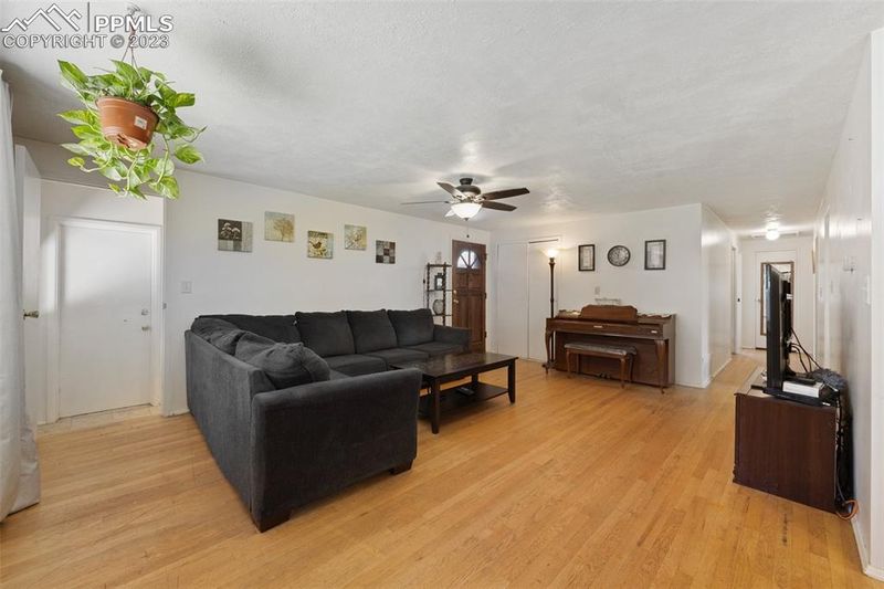 692 E Amherst Pl, Englewood, CO 80113