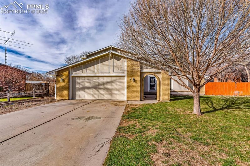 7 Kingsbridge Pl, Pueblo, CO 81001
