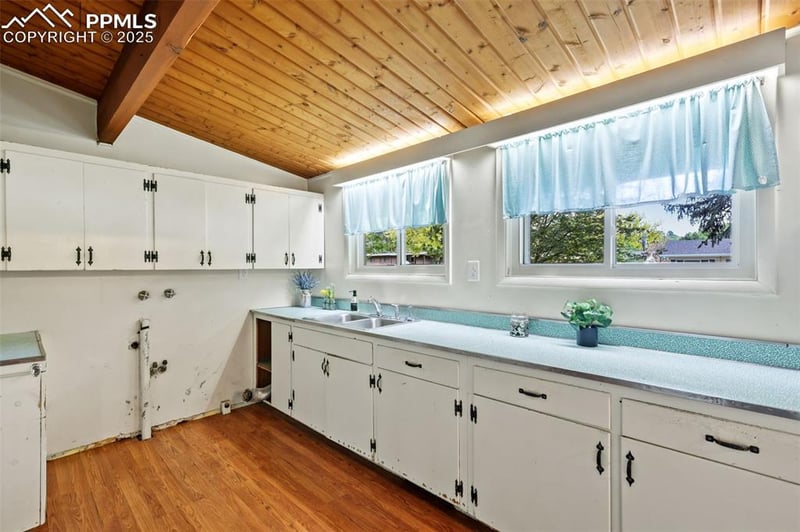 706 Valley Rd, Colorado Springs, CO 80904