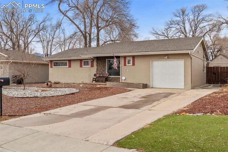 724 Hackberry Dr, Colorado Springs, CO 80911