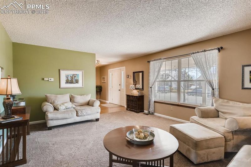 734 Saddlemountain Rd, Colorado Springs, CO 80919