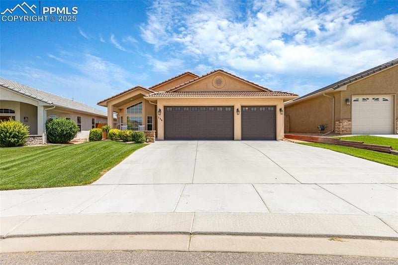 736 Aspencrest Dr, Pueblo, CO 81005