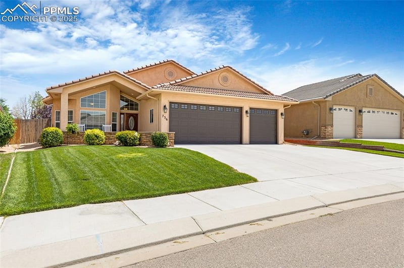 736 Aspencrest Dr, Pueblo, CO 81005