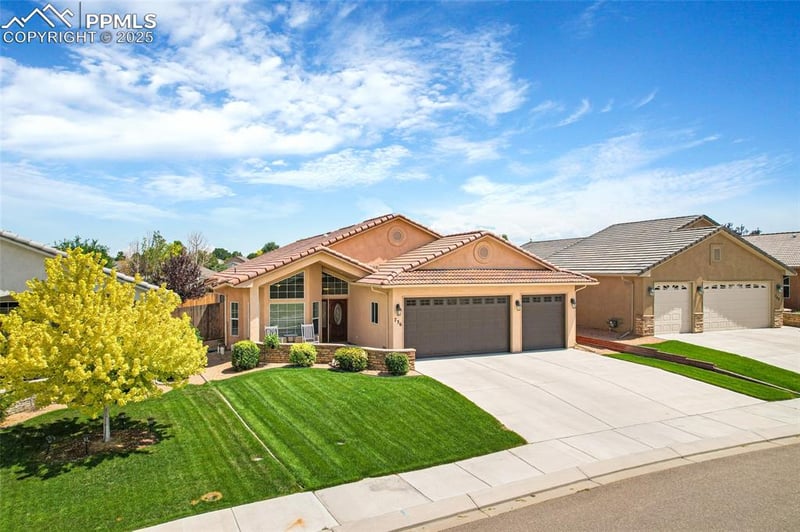 736 Aspencrest Dr, Pueblo, CO 81005