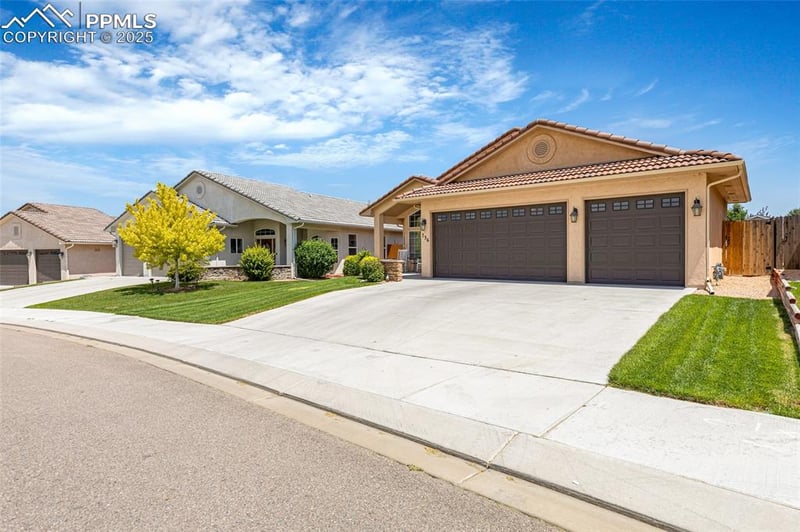 736 Aspencrest Dr, Pueblo, CO 81005