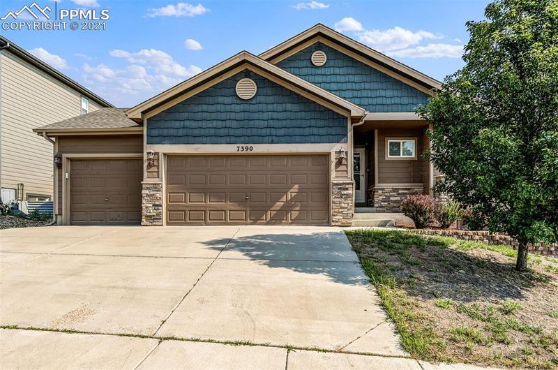 7390 Willowdale Dr, Fountain, CO 80817