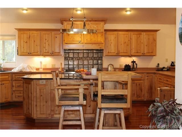 7590 Lakeview Dr, Pueblo, CO 81005