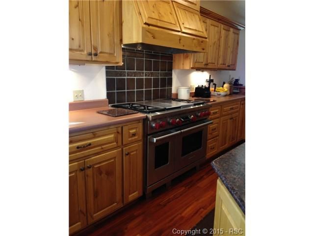7590 Lakeview Dr, Pueblo, CO 81005