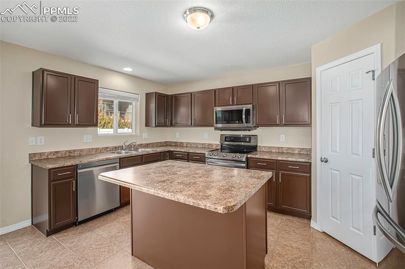 7594 Stetson Highlands Dr, Colorado Springs, CO 80923