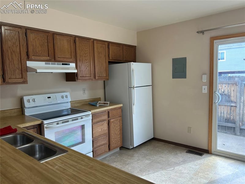 7612 Clover Hill Dr, Colorado Springs, CO 80920