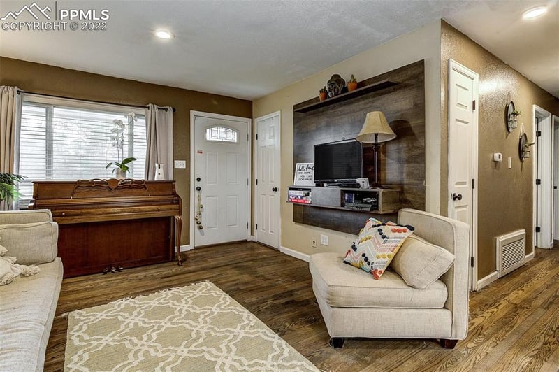 77 Easy St, Colorado Springs, CO 80911