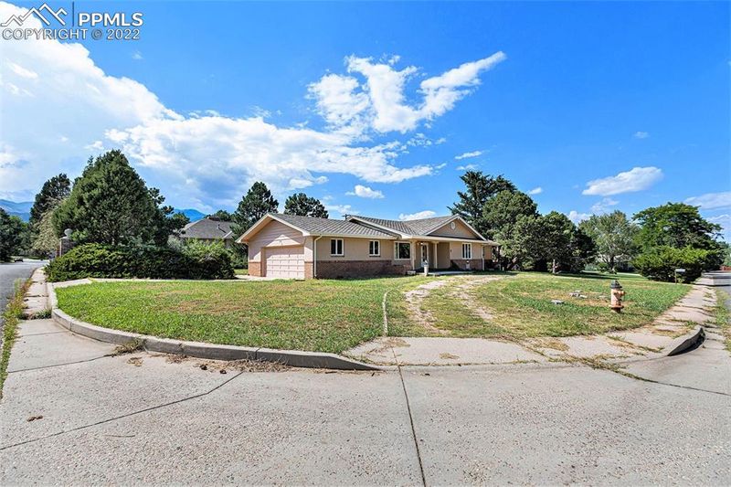 8 El Encanto Dr, Colorado Springs, CO 80906