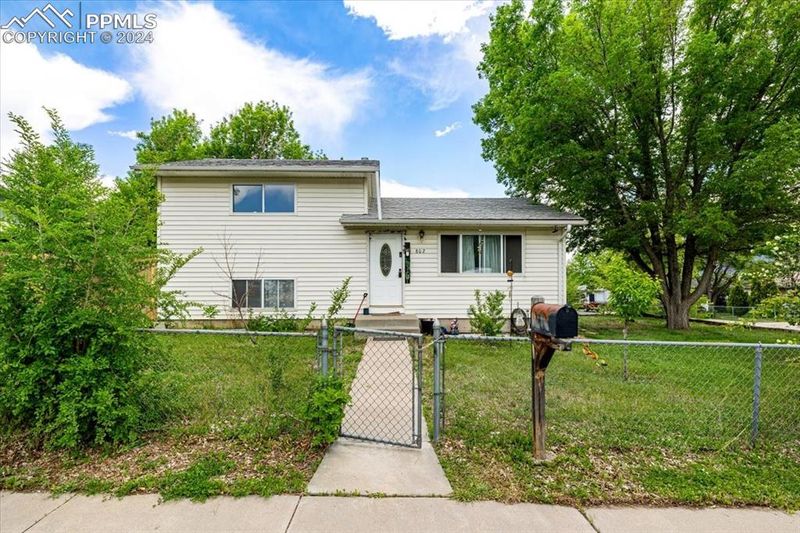 802 Hayden Dr, Colorado Springs, CO 80910