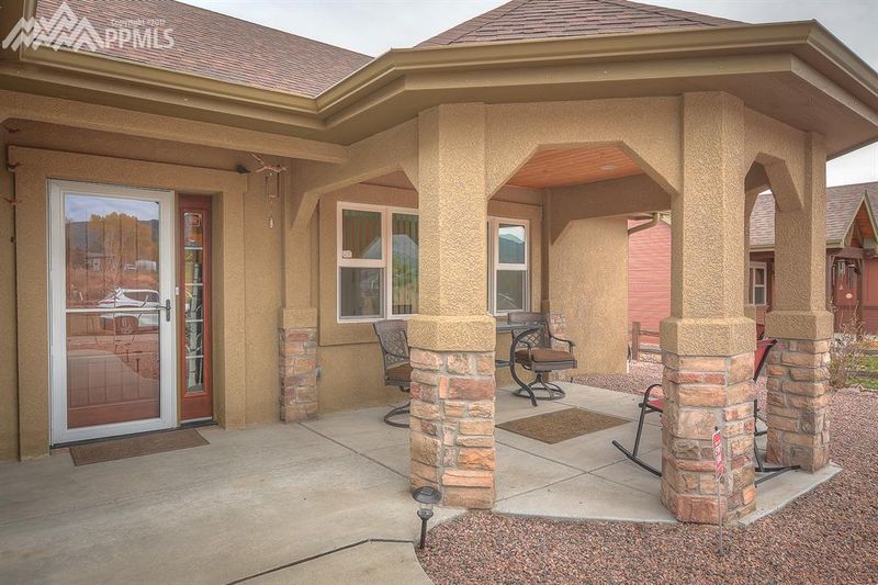 805 Meadow Ln, Palmer Lake, CO 80133