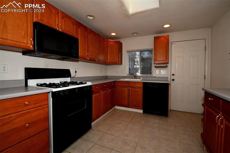 806 Prairie Rd, Colorado Springs, CO 80909