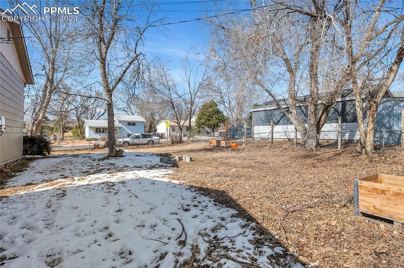 807 Hutchinson Dr, Colorado Springs, CO 80910