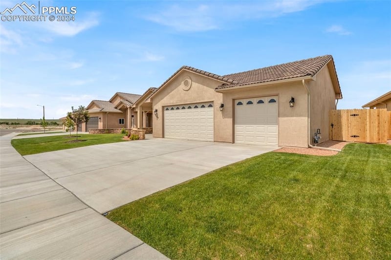 809 Thorncrest Dr, Pueblo, CO 81005